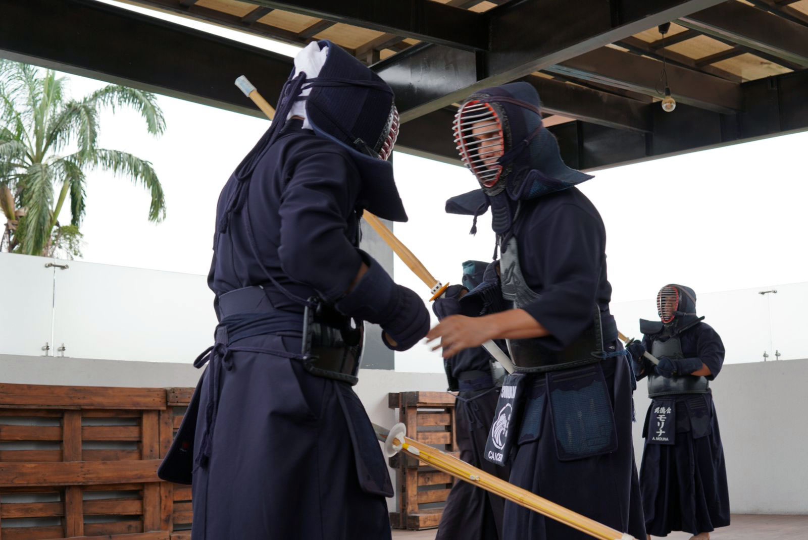 Sensei Caicedo dando explicaciones durante el keiko - Clases de Kendo en Guayquil